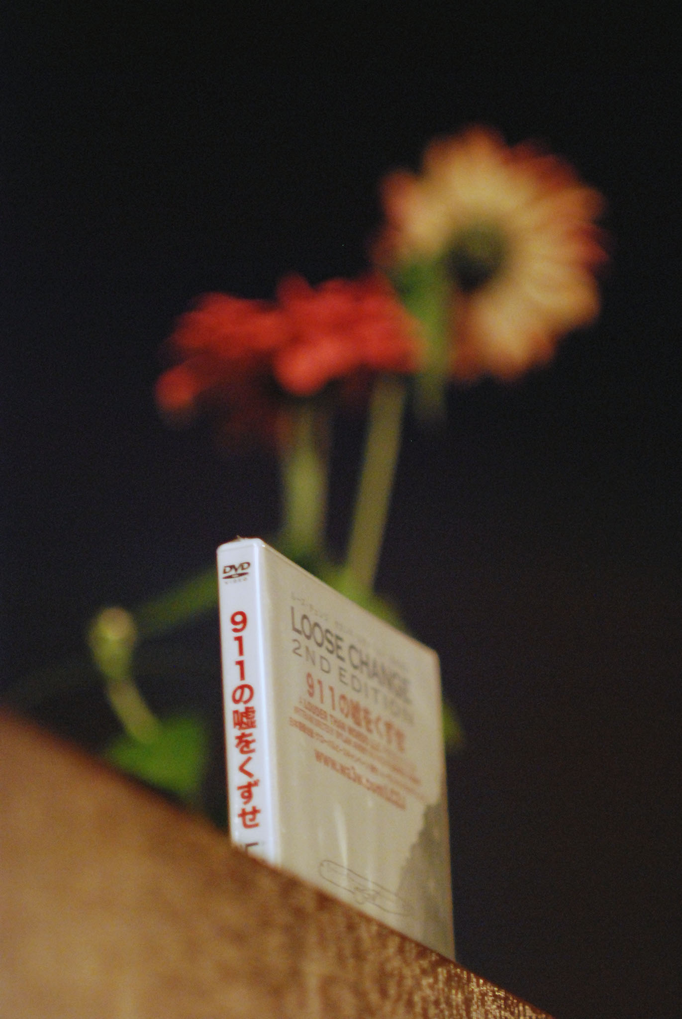 演台に置かれた『９１１の嘘をくずせ』のDVD
