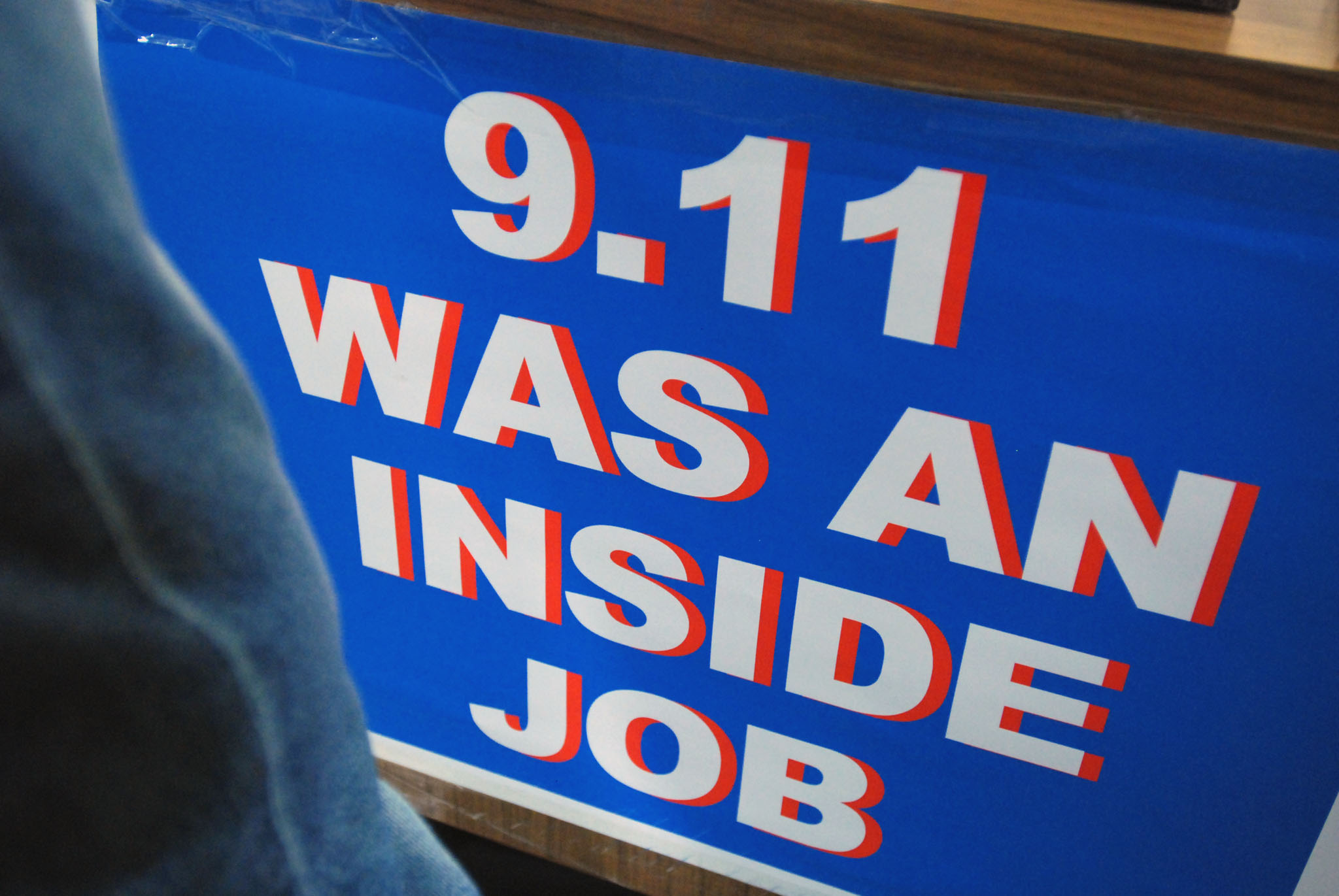 ９１１は内部犯行、というポスター