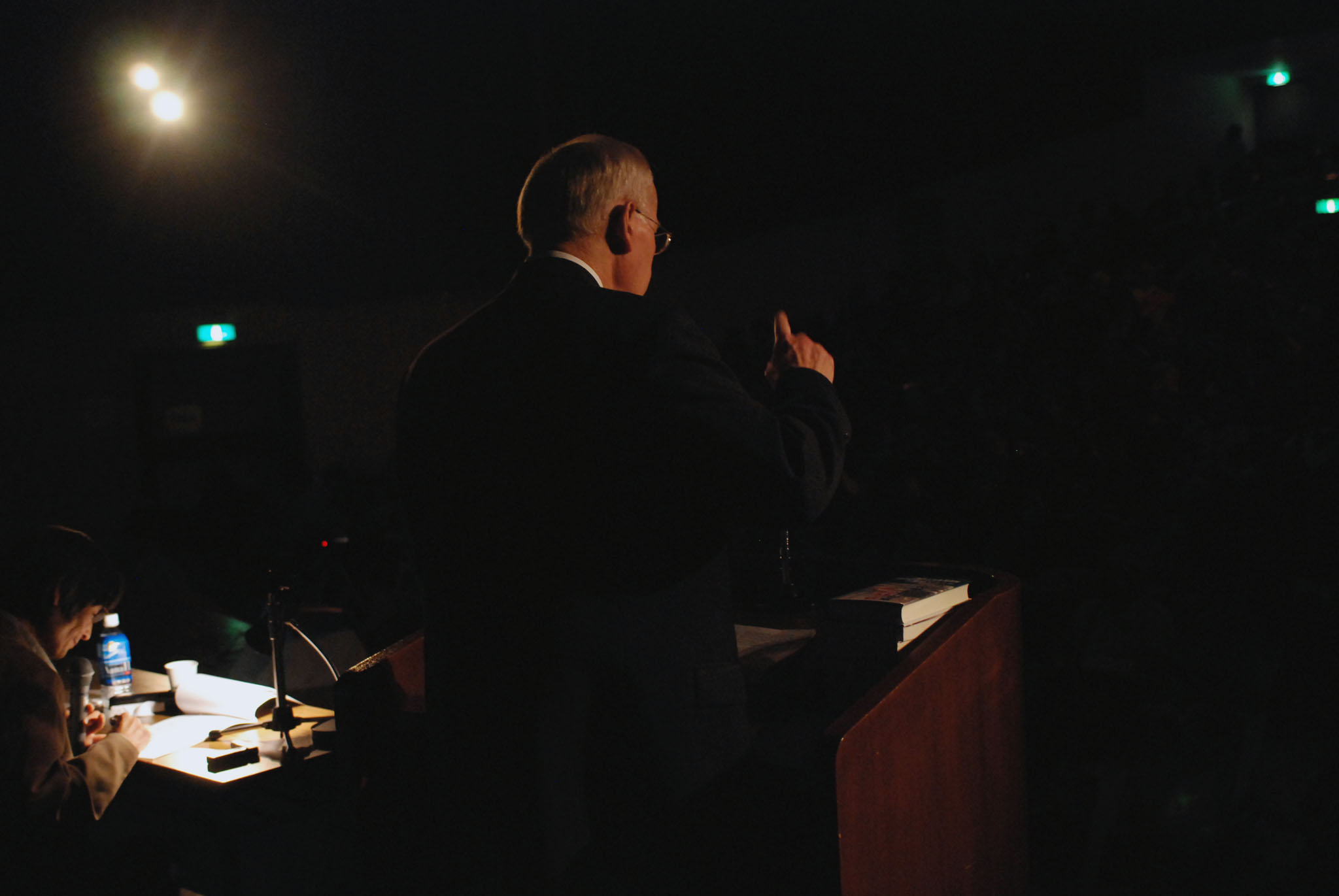 舞台上のグリフィン博士と森田玄