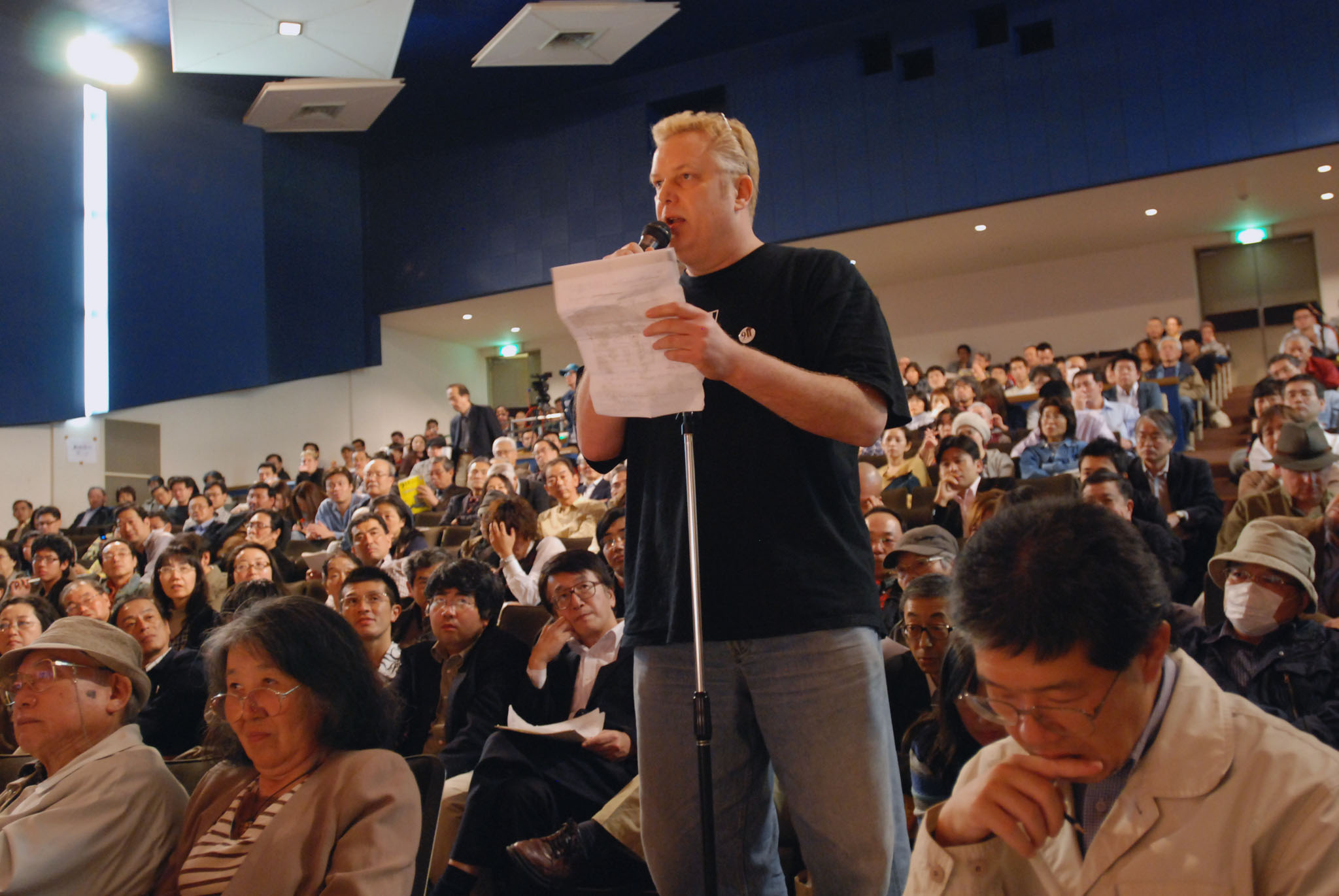 会場から質問する参加者（アメリカ人）