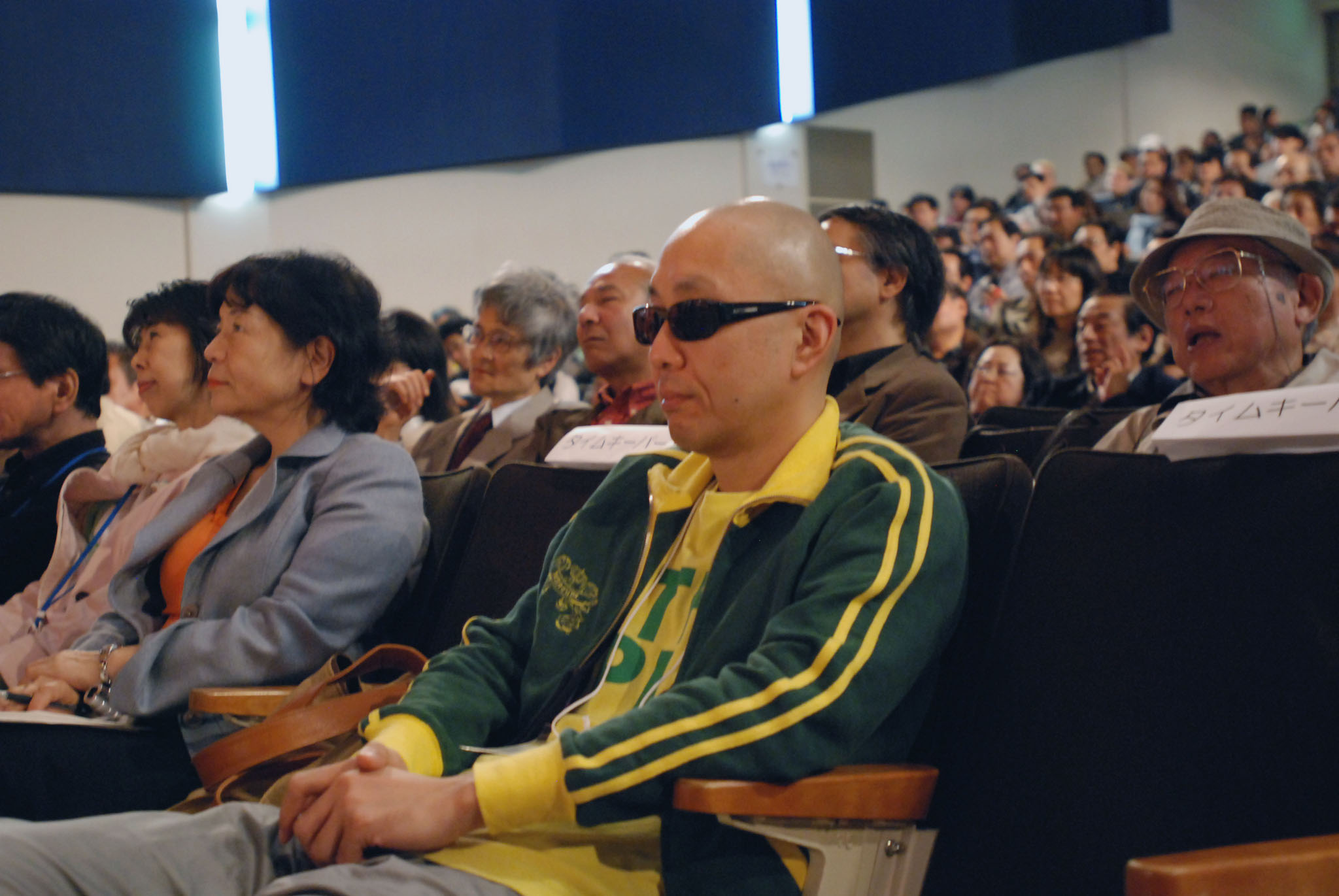 熱心に聞くサンプラザ中野くん