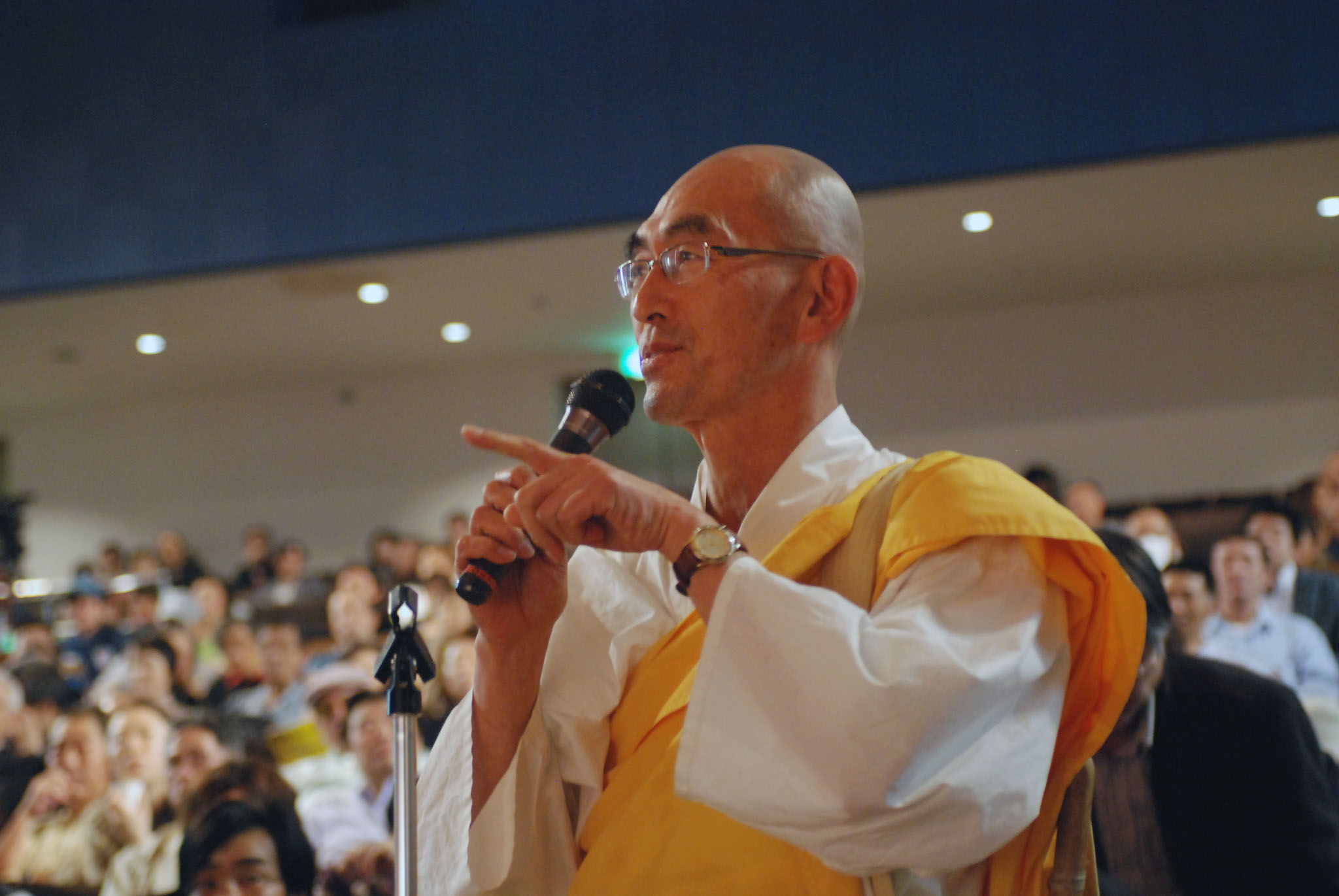 熱心な日本山妙法寺のお坊さん（質疑応答は本当に熱気に溢れていました）