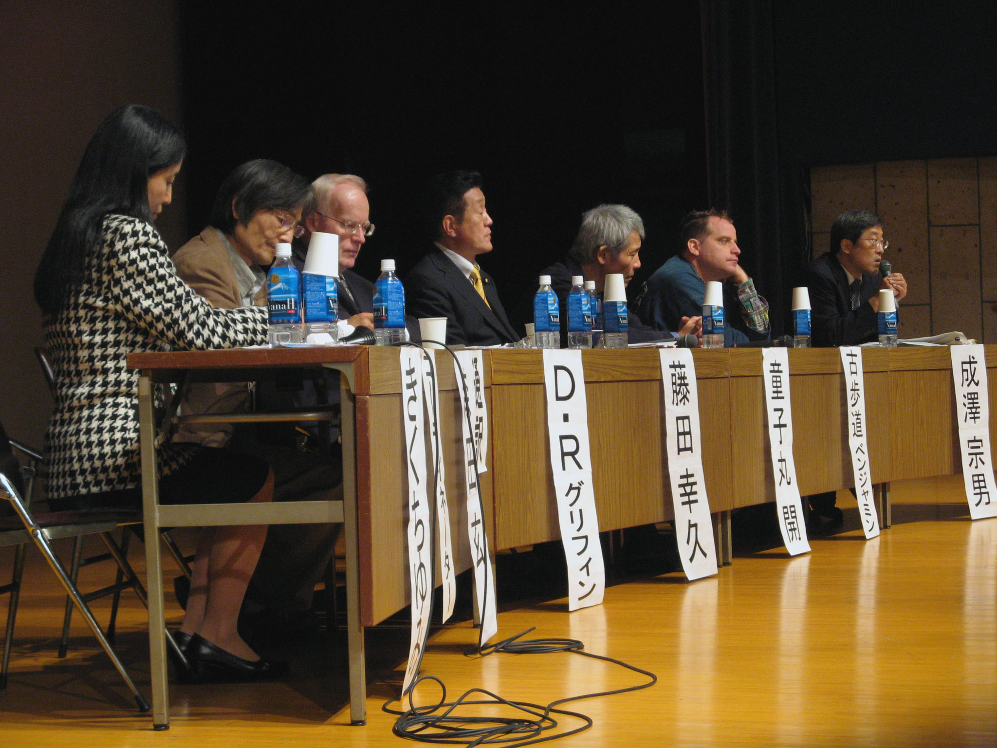 パネリスト全体（コーディネーター：きくちゆみ、通訳：森田玄、パネリスト：グリフィン博士、藤田幸久議員、童子丸開、ベンジャミン・フルフォード、成澤宗男）