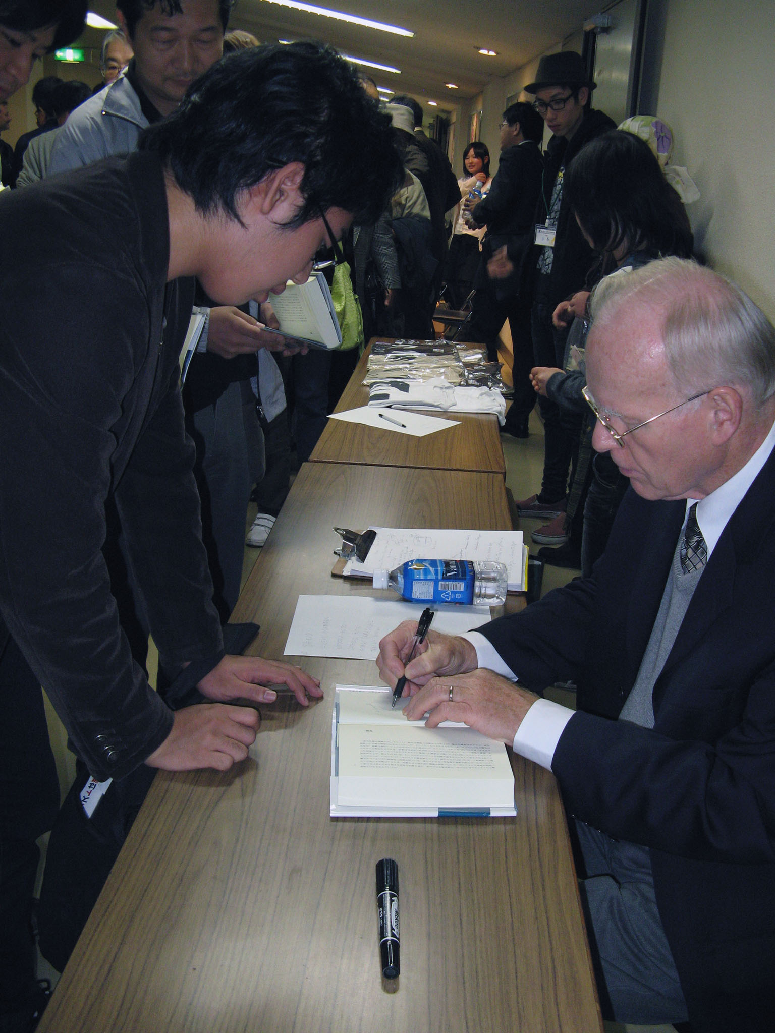 ロビーでサイン会をするグリフィン博士