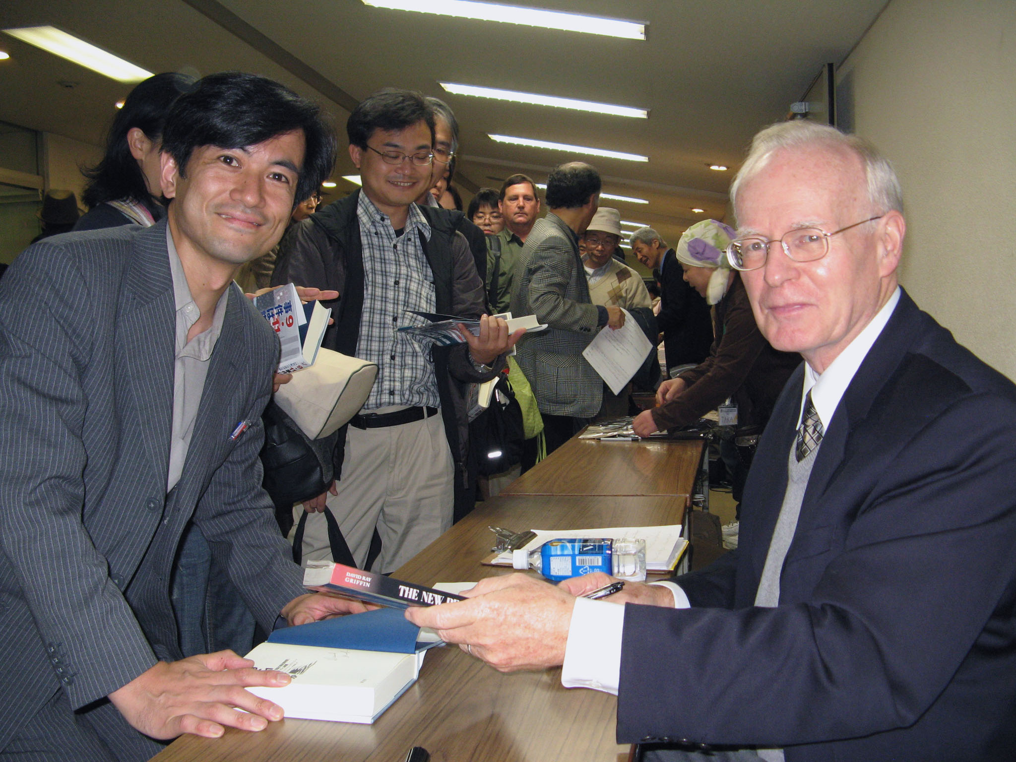 著書へのサインに応じるグリフィン博士