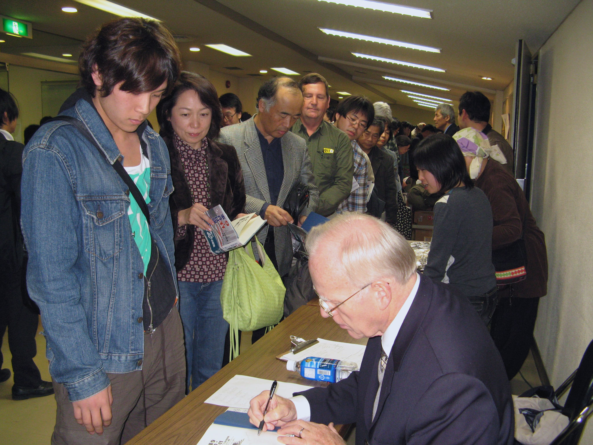著書へのサインに応じるグリフィン博士（長蛇の列ができました）