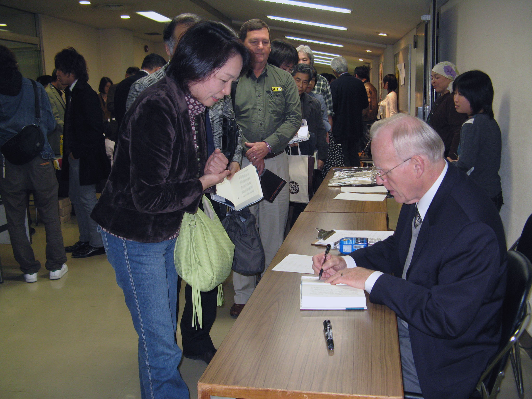 著書へのサインに応じるグリフィン博士（長蛇の列ができました）