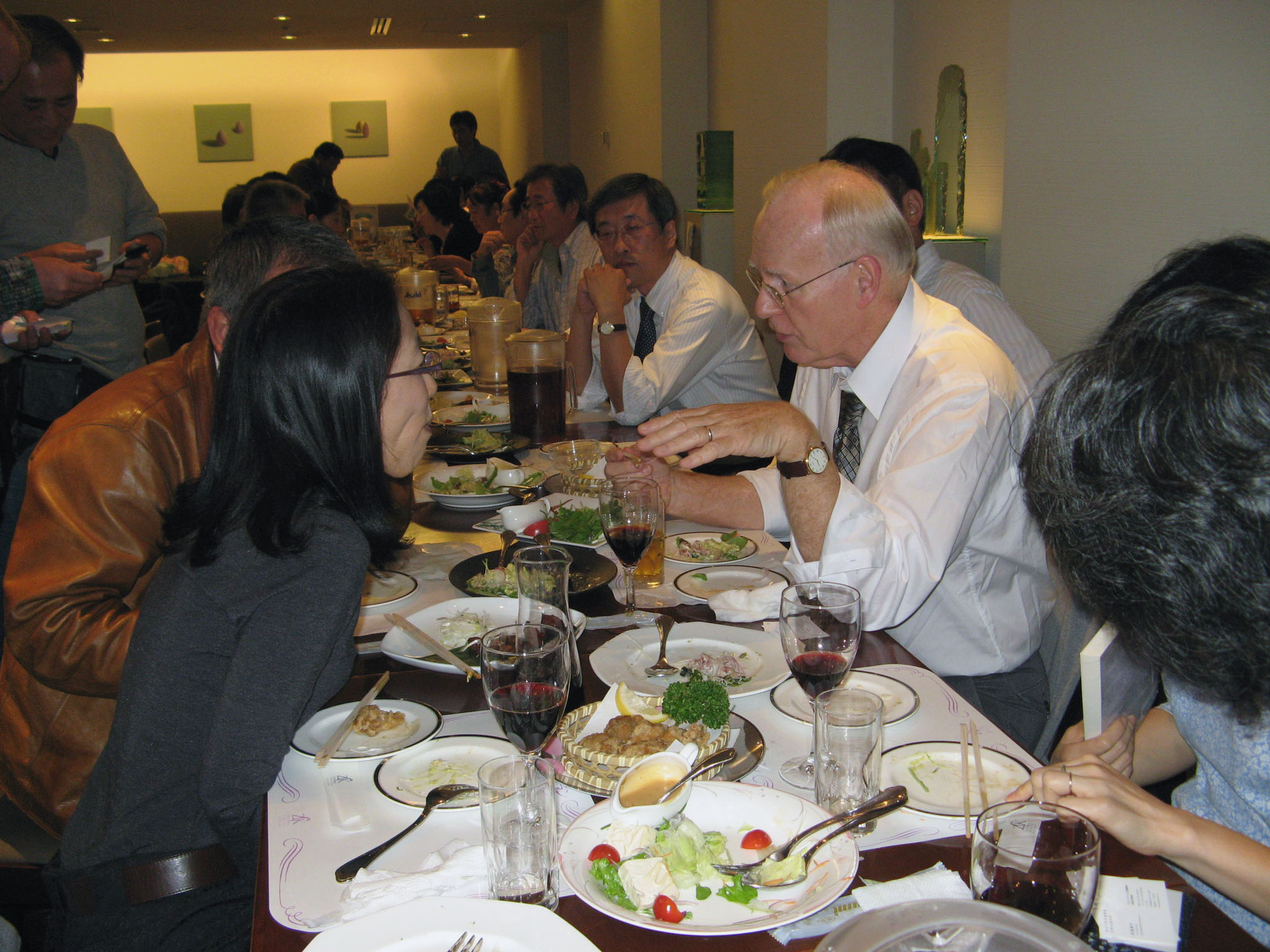 グリフィン博士と話がはずむ参加者