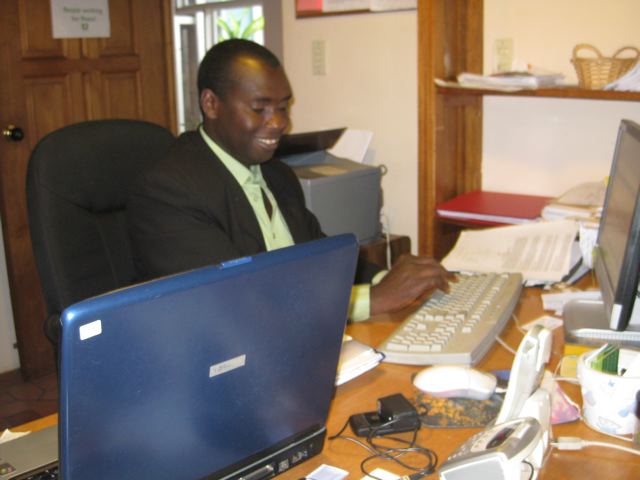 ルワンダのバサボサもオフィスでコンピュータに集中。よく遠くから来てくれました。ビザが降りてよかった（他のアフリカからの代表はビザが降りなくて来られませんでした）