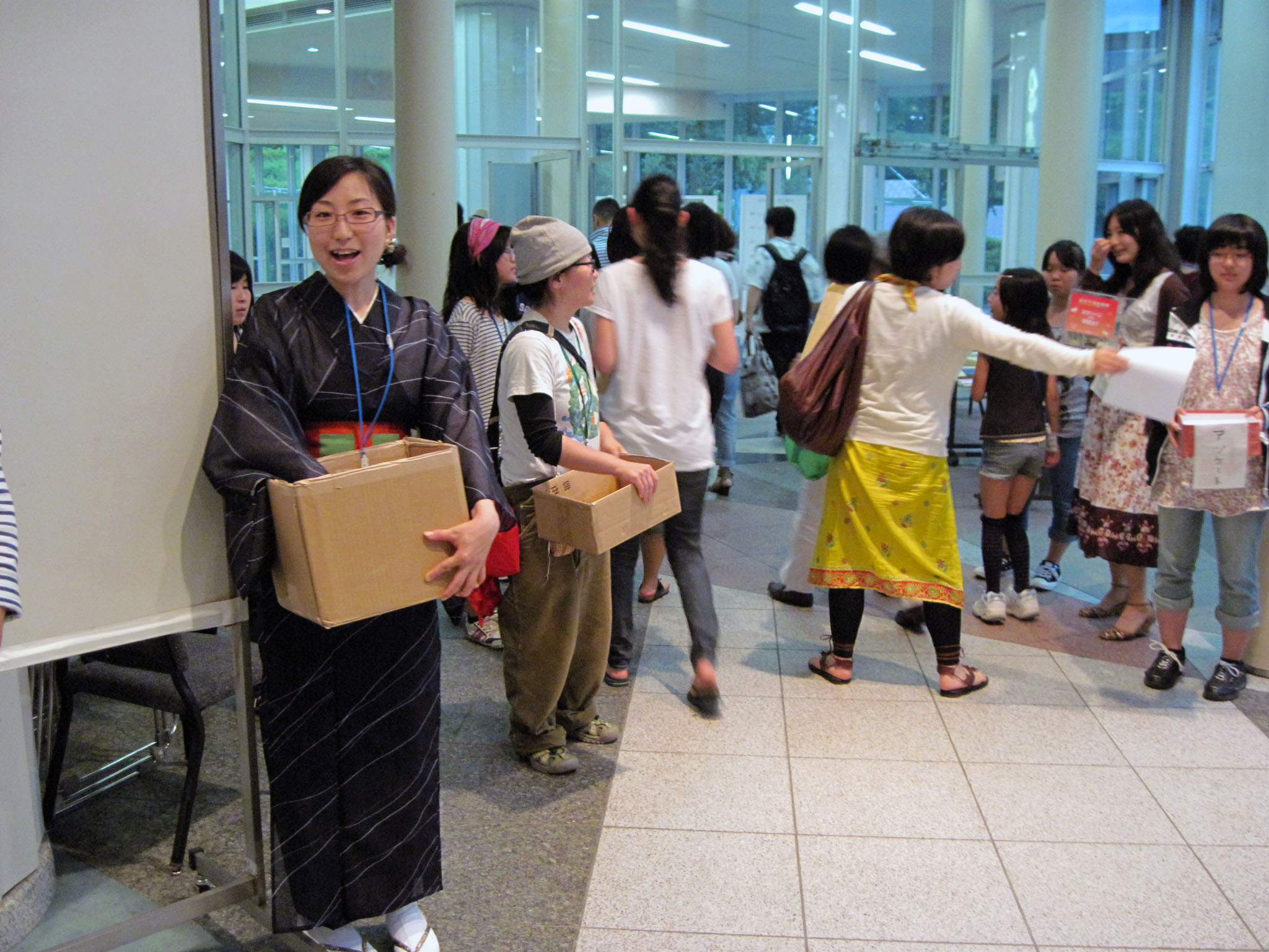 「アンケートにご協力ください」と呼びかけるスタッフ