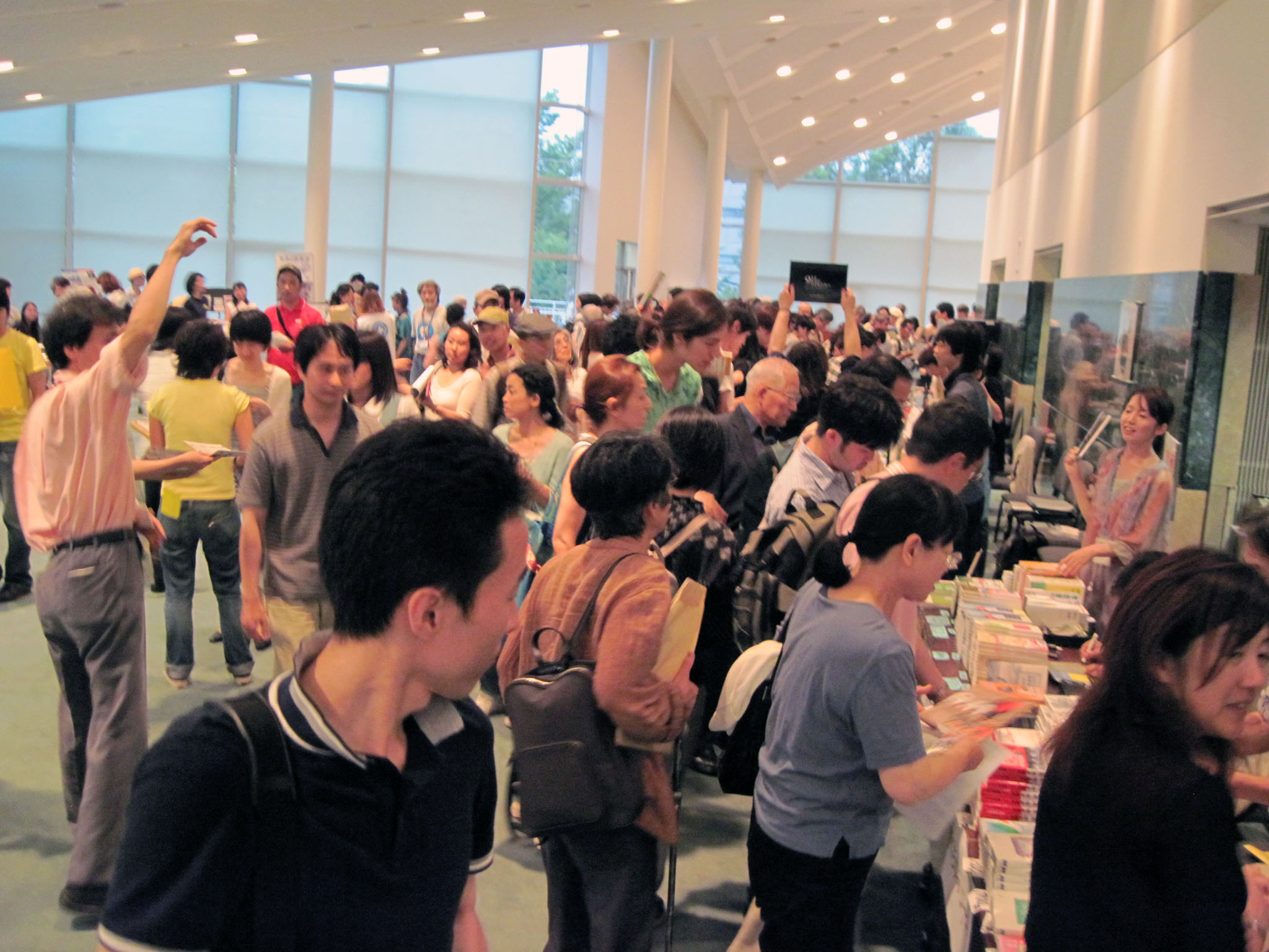 ブースのにぎわいは例年通りの「東京平和映画祭」