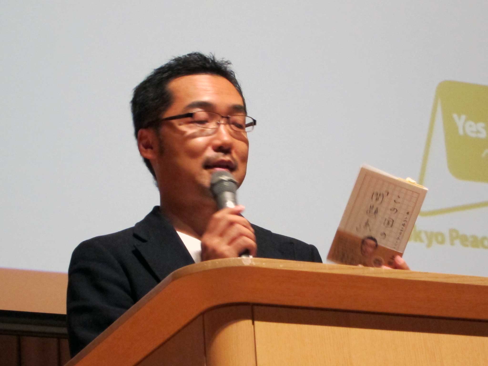 「震災報道と一億総洗脳化社会」の講演中の上杉隆さん